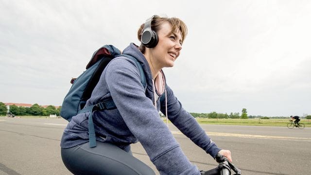 Musikhören: Resultiert aus der Ablenkung des Radlers ein Unfall, bei dem andere zu Schaden kommen, kann es um fahrlässige Körperverletzung gehen.