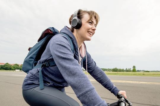 Musikhören: Resultiert aus der Ablenkung des Radlers ein Unfall, bei dem andere zu Schaden kommen, kann es um fahrlässige Körperverletzung gehen.