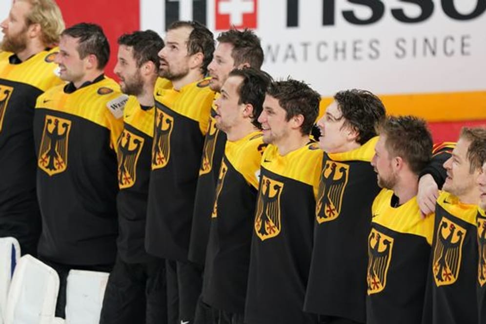 Die Deutsche Mannschaft wartet nach dem 3:1 auf die Siegerehrung.