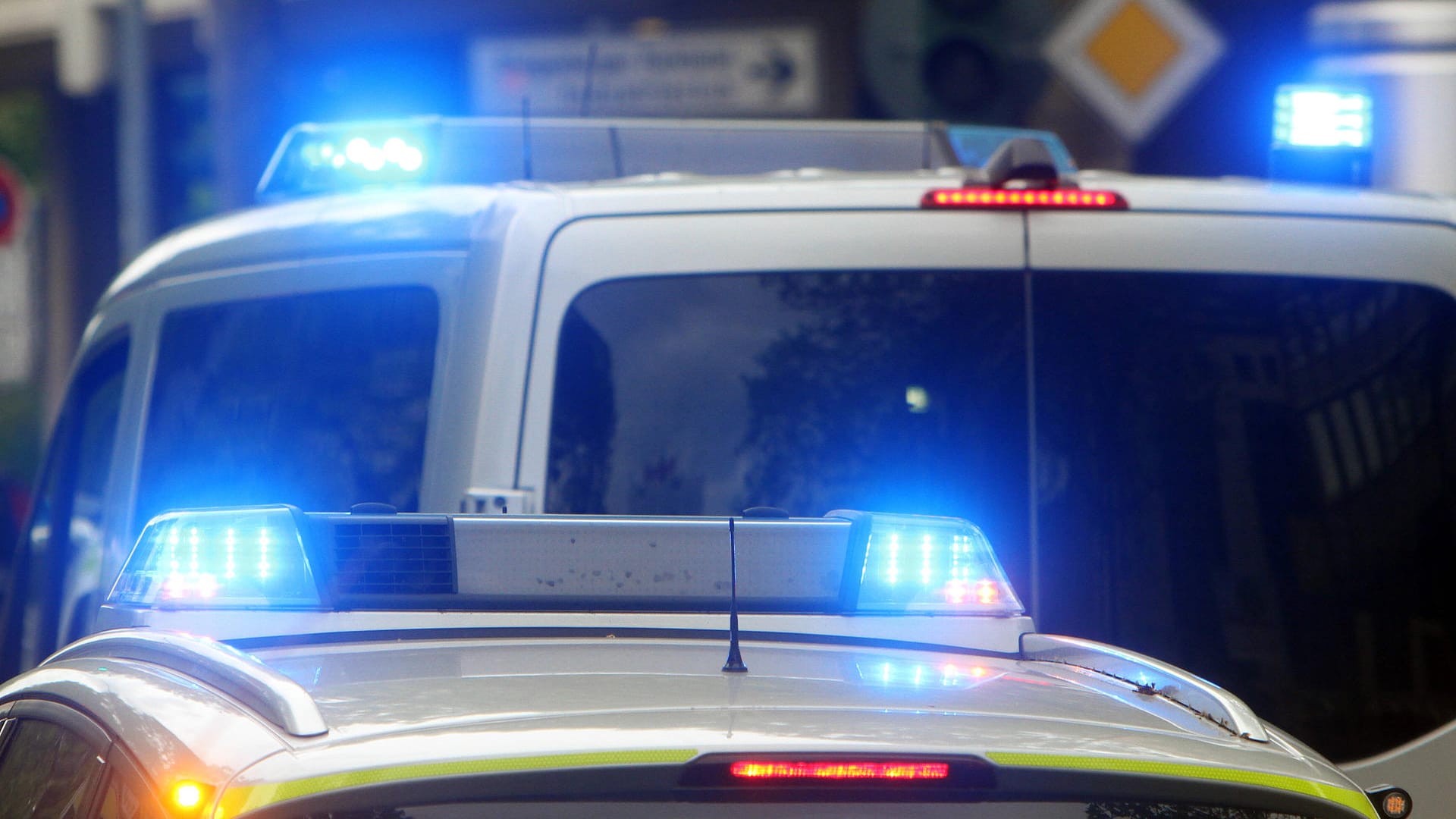 Einsatzwagen der Polizei fahren mit Blaulicht durch die Stadt (Symbolbild): In Stuttgart sind Polizisten angegriffen worden.