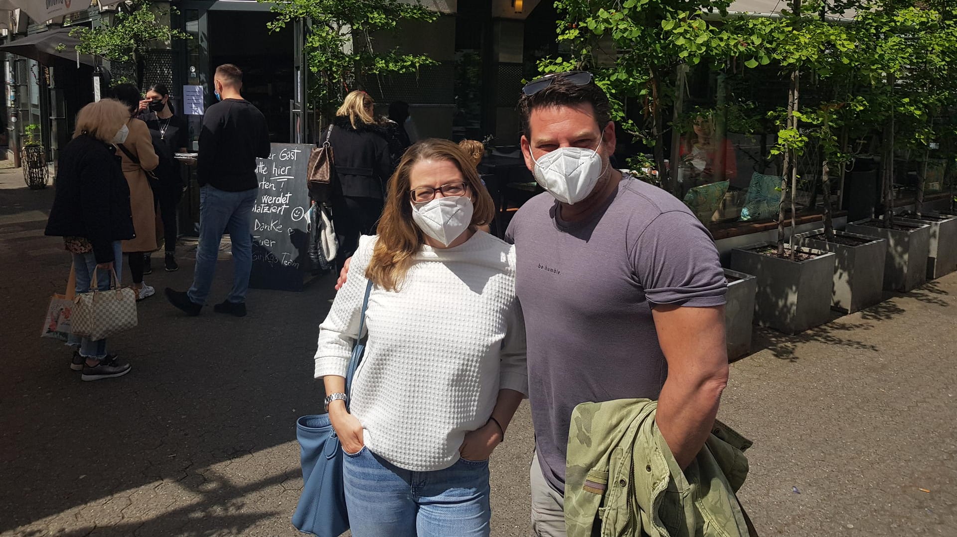 Verena und Thilo vor dem Frankfurter Restaurant Ginkgo: Über die Gastroöffnung freuen sie sich sehr.