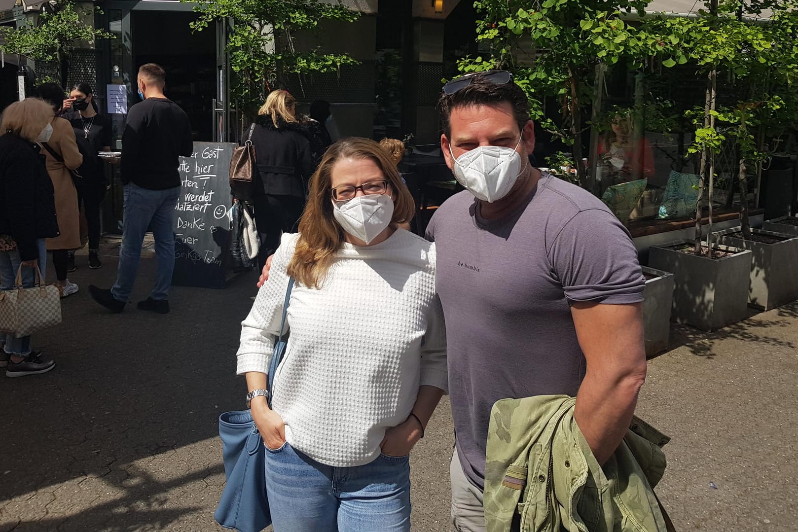 Verena und Thilo vor dem Frankfurter Restaurant Ginkgo: Über die Gastroöffnung freuen sie sich sehr.