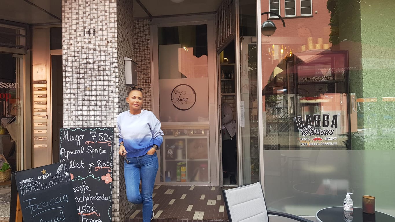 Marina Oral vor dem Café Luisa: Die Eröffnung innerhalb kürzester Zeit stellte eine Herausforderung dar.