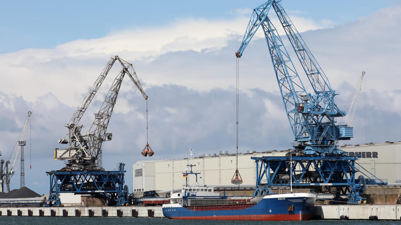 Der Rostocker Seehafen (Symbolbild): Die deutsche Wirtschaft ist in den ersten drei Monaten des Jahres deutlich geschrumpft.