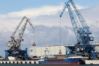 Der Rostocker Seehafen (Symbolbild): Die deutsche Wirtschaft ist in den ersten drei Monaten des Jahres deutlich geschrumpft.