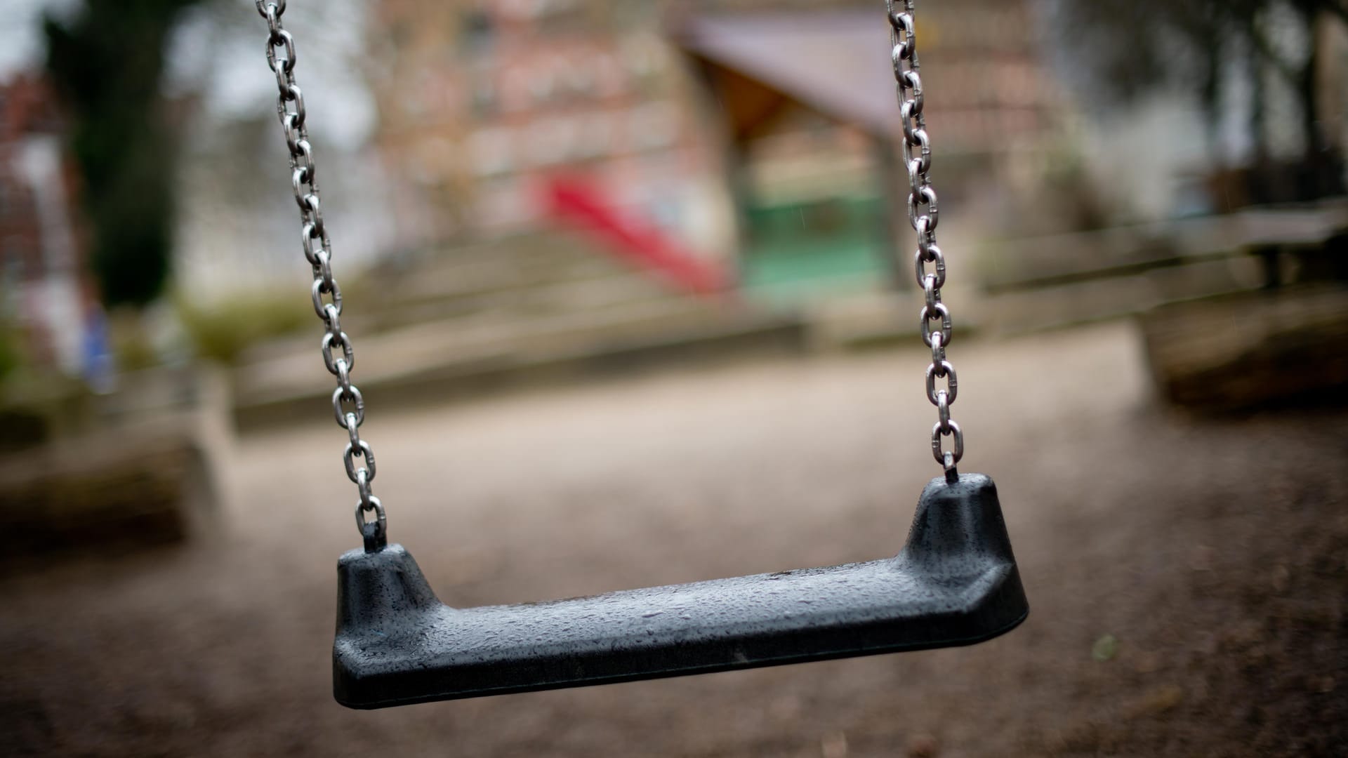 Eine leere Schaukel (Symbolbild): Die niedersächsische Polizei sucht nach über 160 vermissten Kindern.