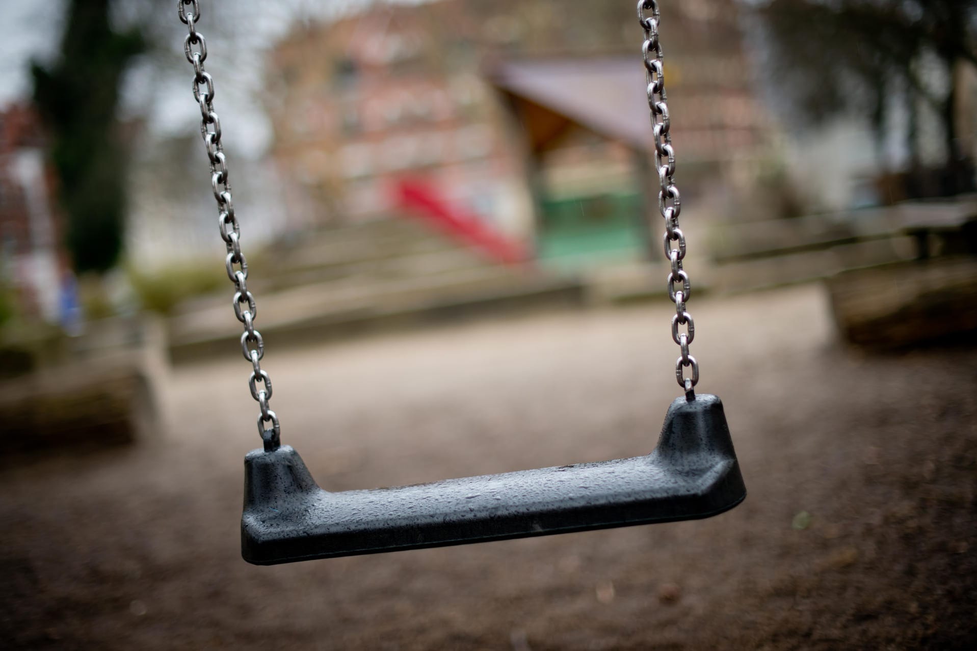 Eine leere Schaukel (Symbolbild): Die niedersächsische Polizei sucht nach über 160 vermissten Kindern.