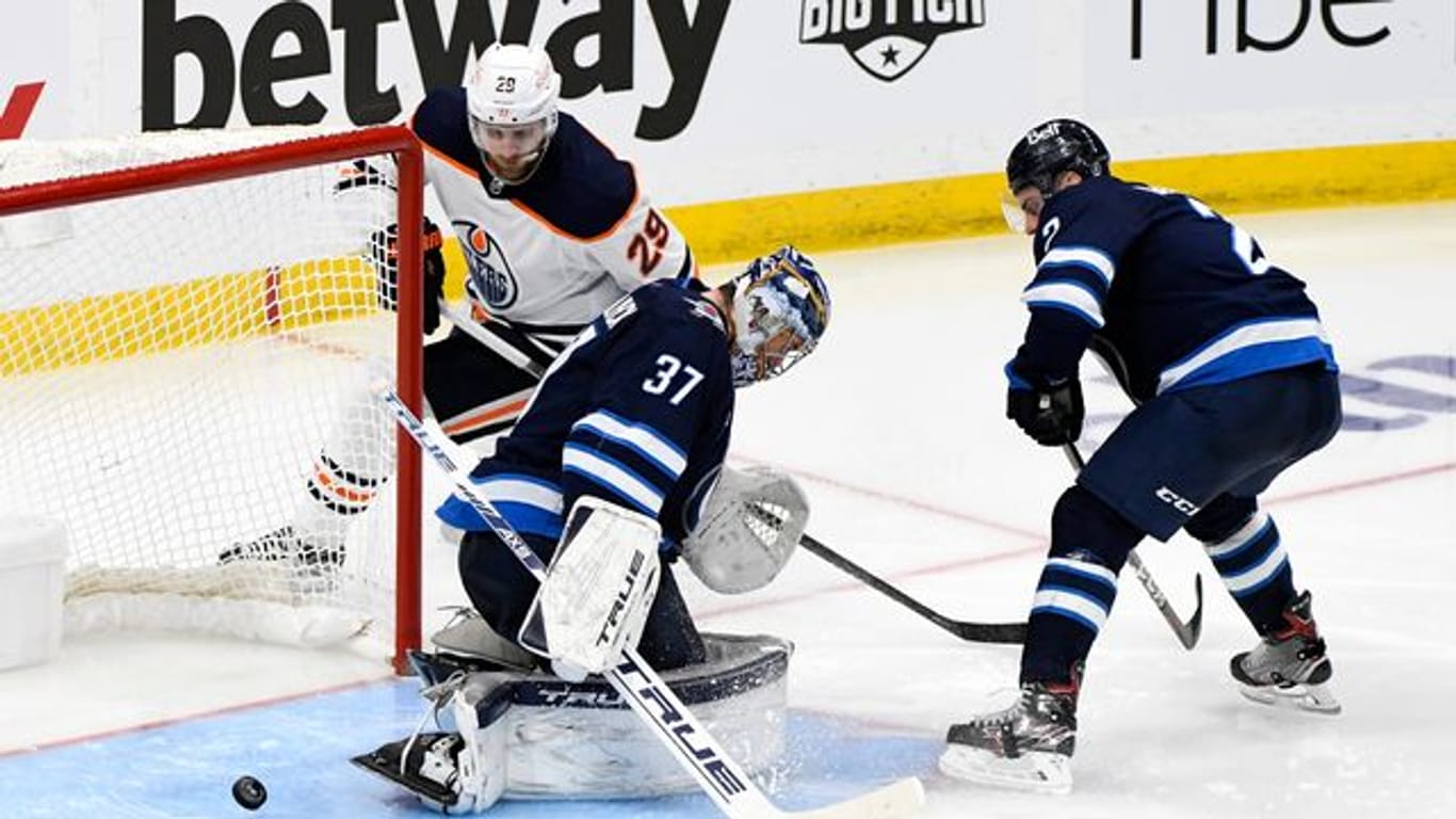 Starspieler Leon Draisaitl (l) schied mit den Edmonton Oilers in den NHL-Playoffs aus.