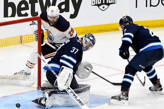 Starspieler Leon Draisaitl (l) schied mit den Edmonton Oilers in den NHL-Playoffs aus.