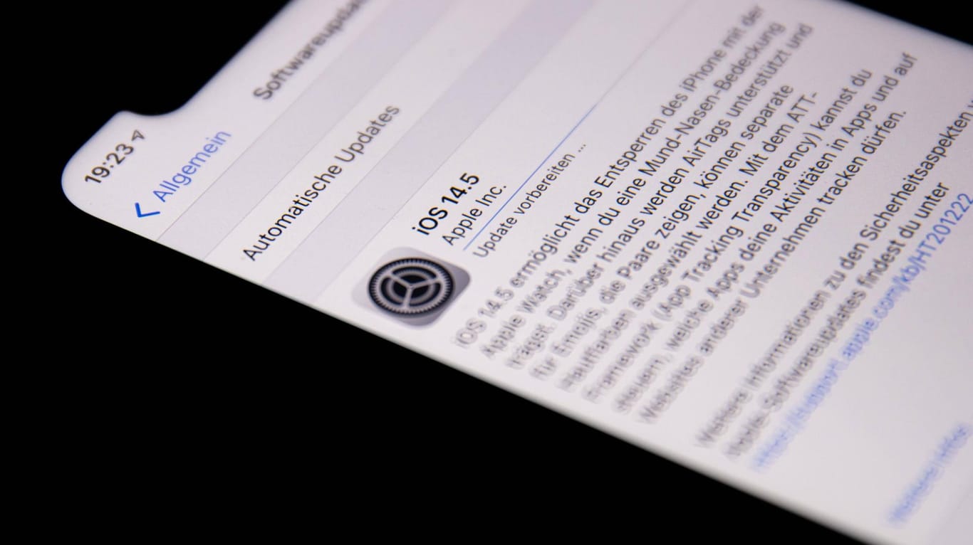 Ein iPhone zeigt ein verfügbares Update an: Apple hat die iOS-Version 14.6 veröffentlicht.