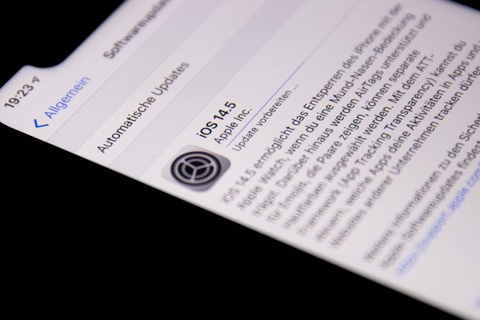 Ein iPhone zeigt ein verfügbares Update an: Apple hat die iOS-Version 14.6 veröffentlicht.