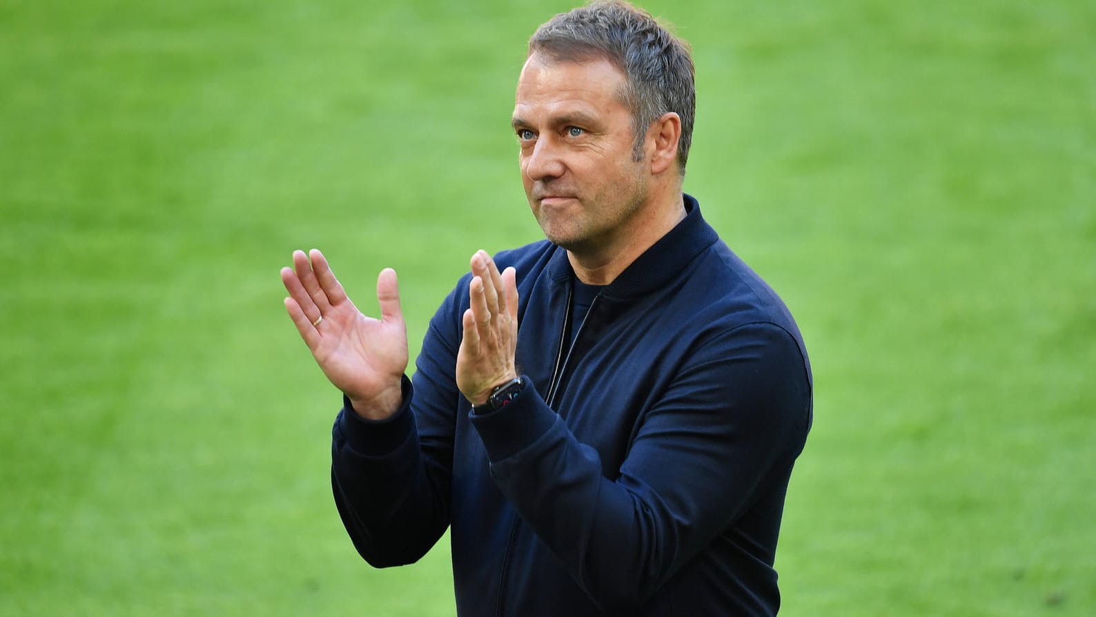 Hansi Flick: Am Samstag saß der Trainer ein letztes Mal auf der Bayern-Bank. Hansi Flick: Am Samstag saß der Trainer ein letztes Mal auf der Bayern-Bank.