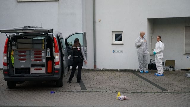 Polizisten untersuchen vor einem Haus einen Tatort: Nach einem Streit hat ein Mann hier einen 73-Jähirgen lebensgefährlich verletzt. Polizisten untersuchen vor einem Haus einen Tatort: Nach einem Streit hat ein Mann hier einen 73-Jähirgen lebensgefährlich verletzt.