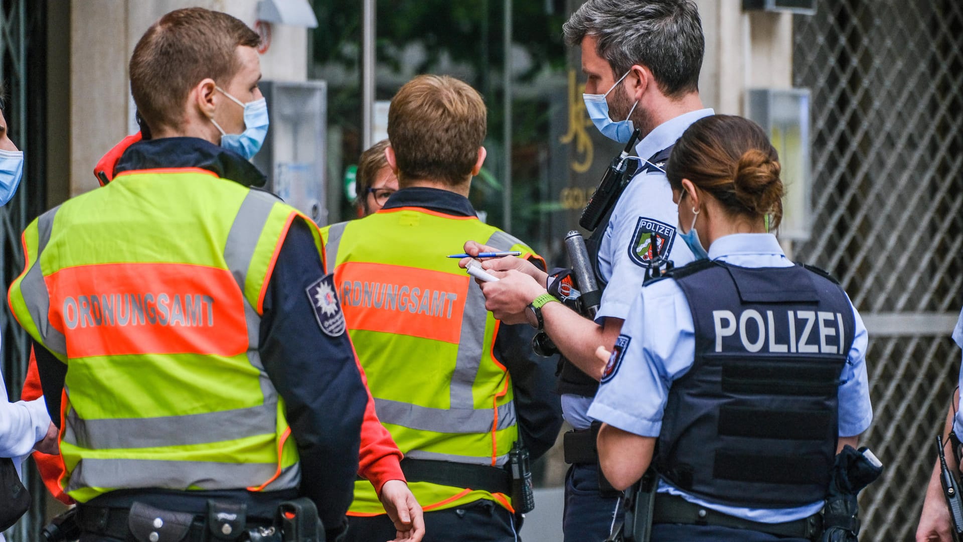 Polizisten und Beamte des Ordnungsamtes in der Düsseldorfer Altstadt: Am ersten Wochenende mit geöffneter Außengastronomie kam es zu zahlreichen Verstößen.