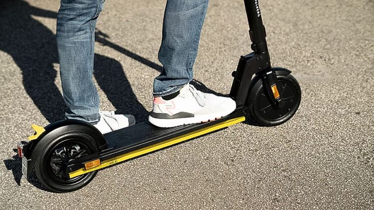 Heute gibt es bei Amazon einen umweltfreundlichen E-Scooter mit Straßenzulassung zum Knallerpreis unter 300 Euro.