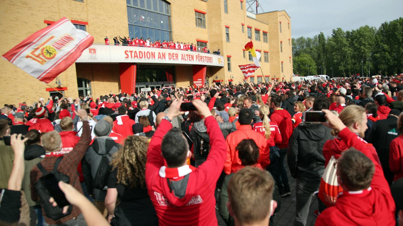 Die Mannschaft von Union Berlin feierte vor dem Stadion mit den Fans.