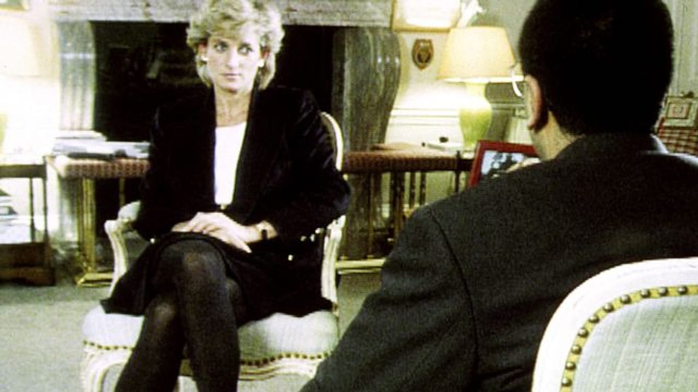 Prinzessin Diana im Gespräch mit dem BBC-Reporter Martin Bashir (1995).