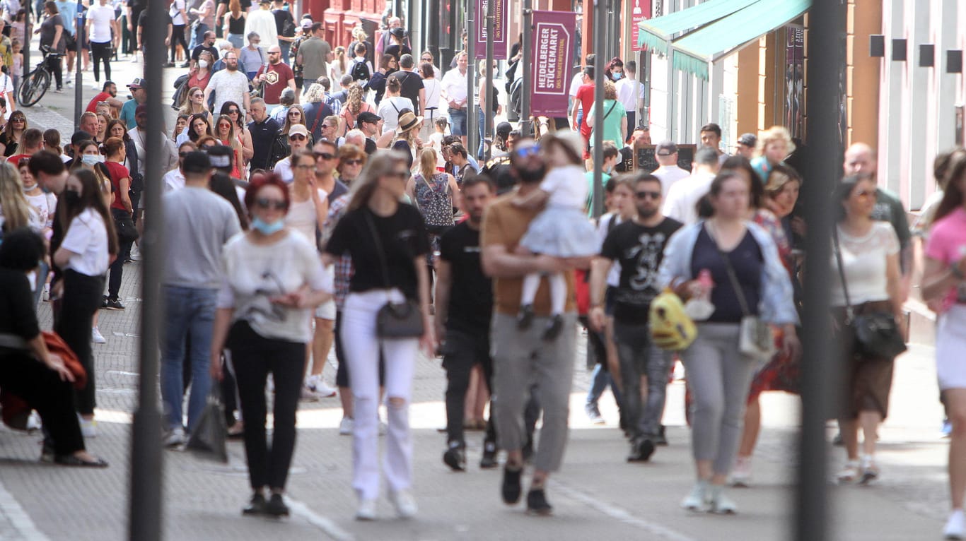 Menschen in der Fußgängerzone (Symbolbild): Auch die Stimmung von Einzelhändlern hellt sich auf.