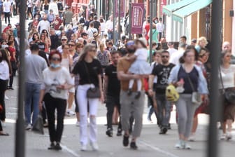 Menschen in der Fußgängerzone (Symbolbild): Auch die Stimmung von Einzelhändlern hellt sich auf.