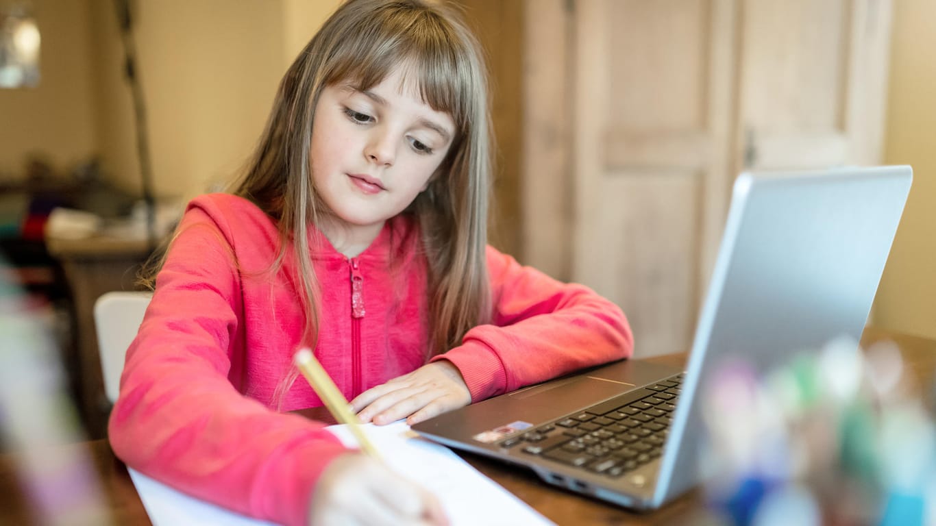 Ein achtjähriges Mädchen lernt am Computer. Augenärzte fürchten negative Folgen des Homeschoolings für die Augengesundheit.