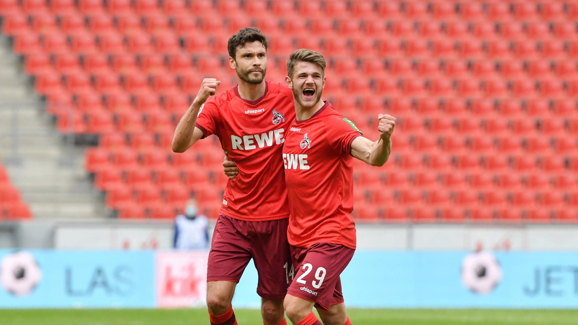 Jonas Hector und Jan Thielmann im Jubel beim Spiel gegen Schalke: Wird es beim Relegations-Hinspiel gegen Kiel ähnliche Bilder geben?