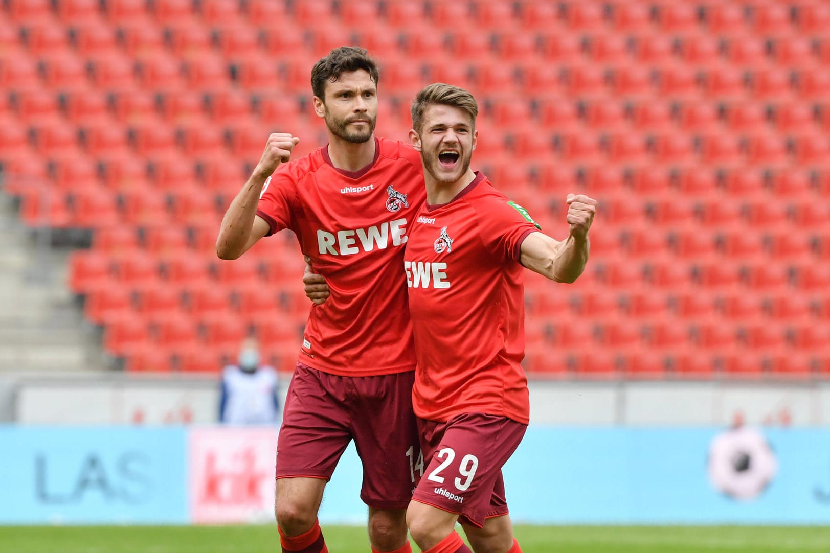 Jonas Hector und Jan Thielmann im Jubel beim Spiel gegen Schalke: Wird es beim Relegations-Hinspiel gegen Kiel ähnliche Bilder geben?