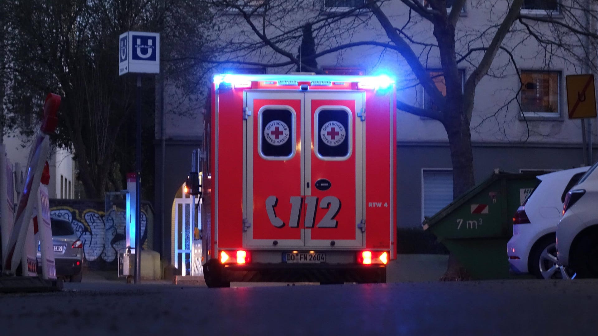 Ein Rettungswagen fährt durch Dortmund (Archivbild): Ein Fußgänger ist von einem unter Drogen stehenden Mann mit dem Pkw angefahren worden. Ein Rettungswagen fährt durch Dortmund (Archivbild): Ein Fußgänger ist von einem unter Drogen stehenden Mann mit dem Pkw angefahren worden.
