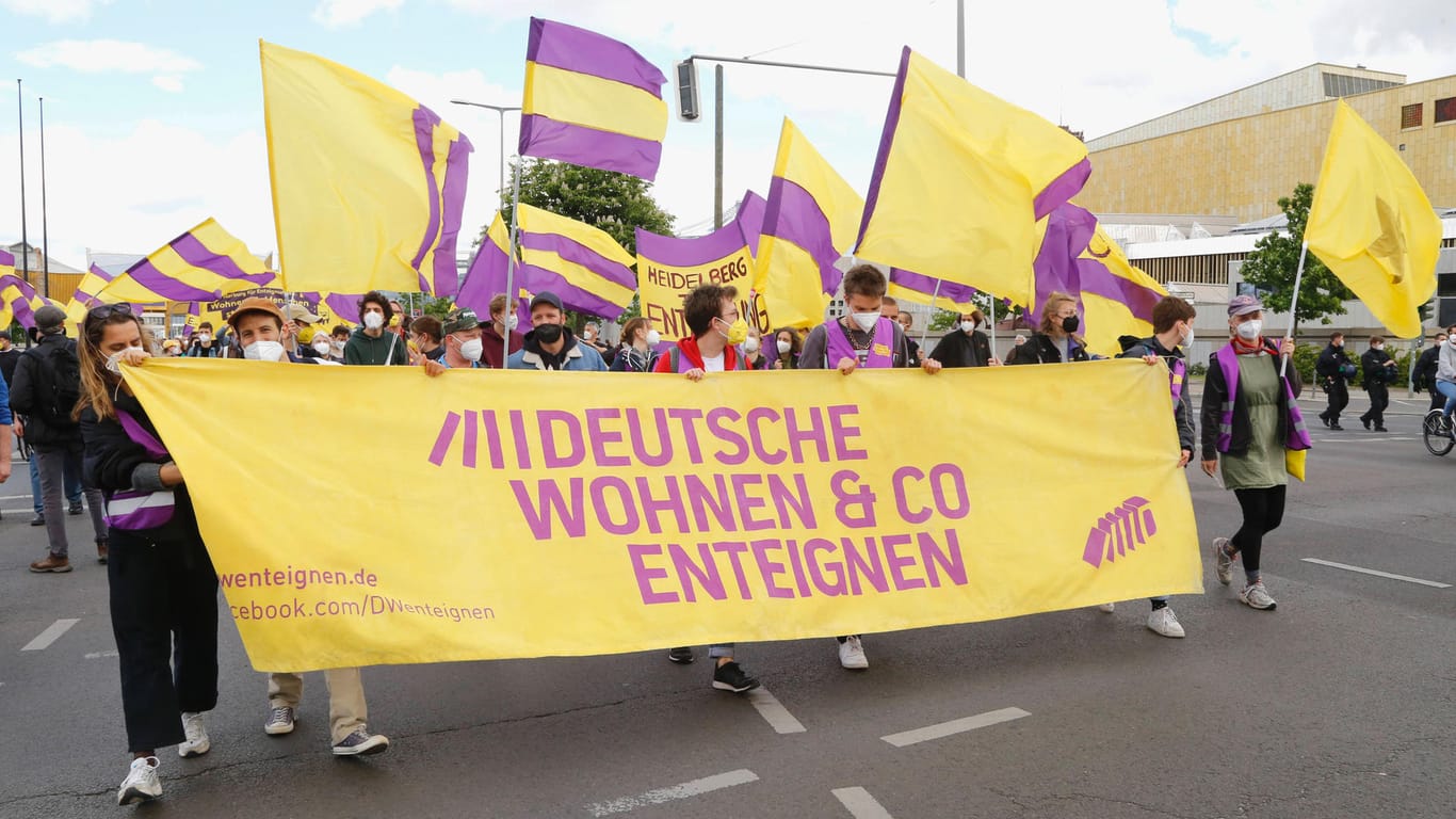 Demonstrierende halten ein Banner mit der Aufschrift "Deutsche Wohnen & Co enteignen": Die Initiative will an ihrer Forderung festhalten.