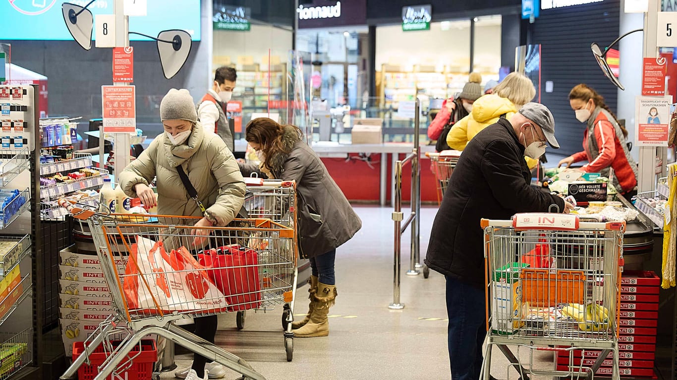 Supermarkt: Überall dort, wo viele Menschen sich nahe kommen, gilt mittlerweile eine Maskenpflicht zum Schutz vor einer Corona-Infektion.