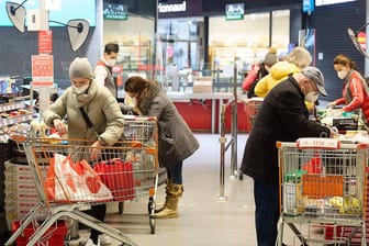 Supermarkt: Überall dort, wo viele Menschen sich nahe kommen, gilt mittlerweile eine Maskenpflicht zum Schutz vor einer Corona-Infektion.