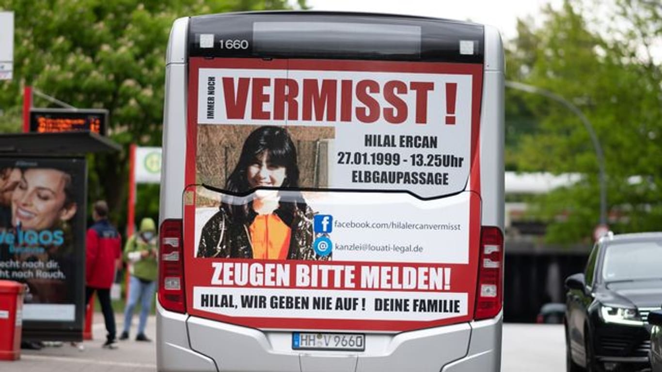 Ein Bus des VHH ist mit einem großflächigen Zeugenaufruf plakatiert: Seit 22 Jahren wird Hilal Ercan vermisst.