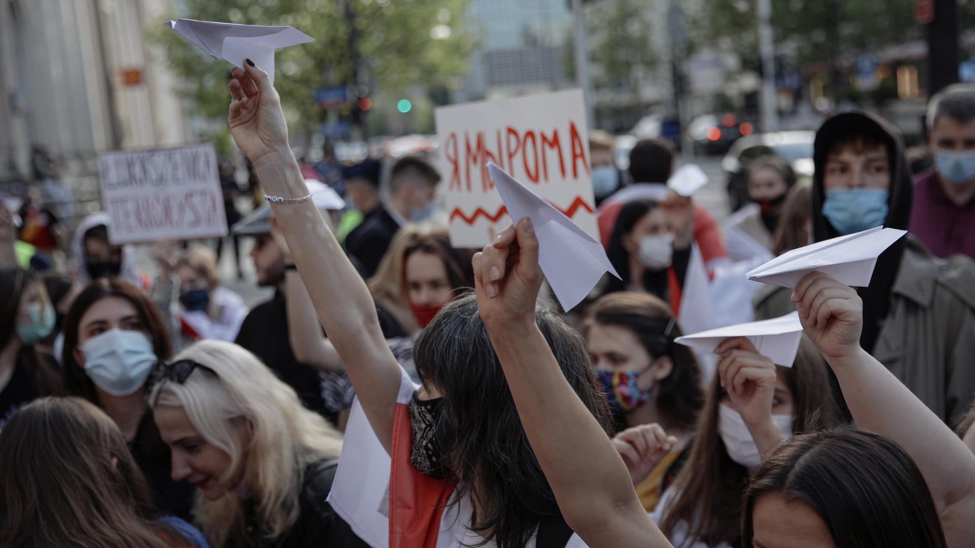 Warschau in Polen: Menschen protestieren gegen die Festnahme des Oppositionellen Roman Protassewitsch an Bord eines Linienflugzeuges. Warschau in Polen: Menschen protestieren gegen die Festnahme des Oppositionellen Roman Protassewitsch an Bord eines Linienflugzeuges.