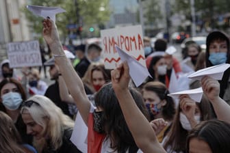 Warschau in Polen: Menschen protestieren gegen die Festnahme des Oppositionellen Roman Protassewitsch an Bord eines Linienflugzeuges.