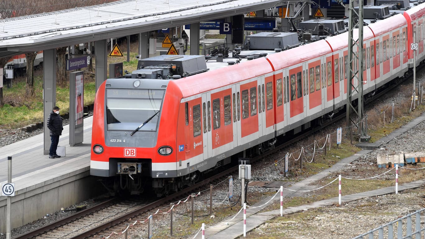 Eine S-Bahn fährt in einen Bahnhof ein (Symbolbild): In Haar bei München gab es einen Angriff auf einen 17-Jährigen.