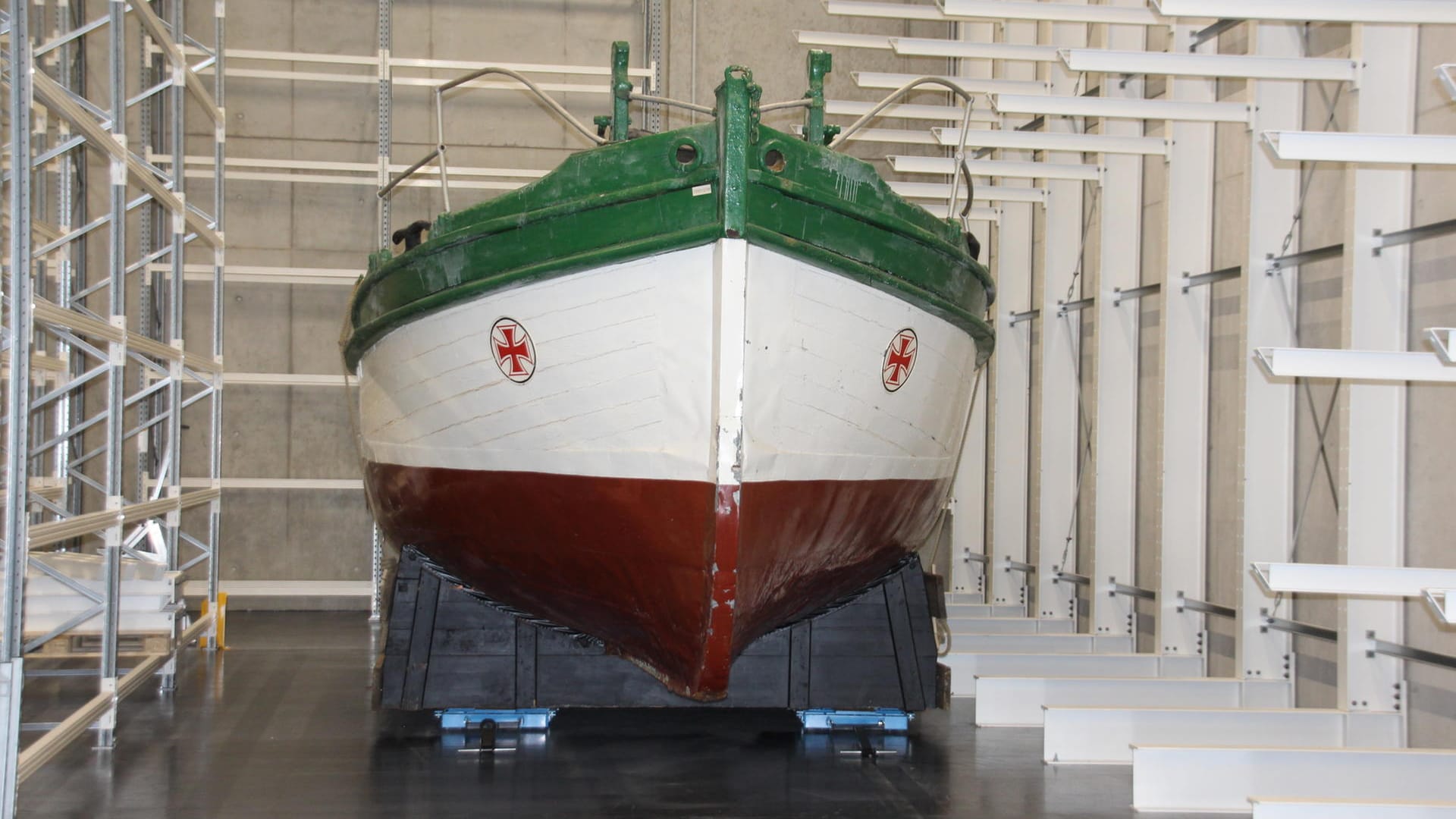 Ein Boot wurde bereits in das neue Forschungszentrum umgezogen: Insgesamt finden hier 60.000 Objekte einen neuen Platz. Ein Boot wurde bereits in das neue Forschungszentrum umgezogen: Insgesamt finden hier 60.000 Objekte einen neuen Platz.