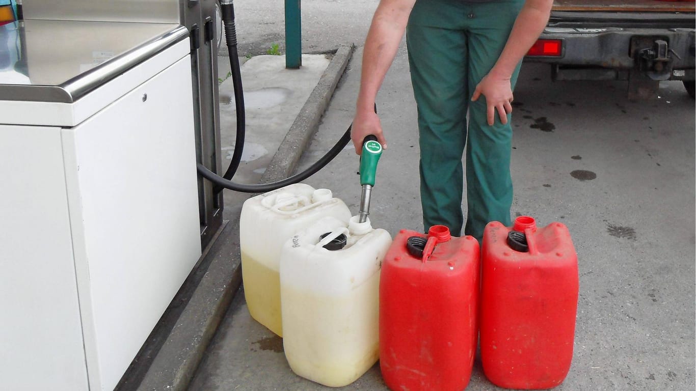 Ein Mann füllt Treibstoff in Kunststoffkanister (Symbolbild): In Nürnberg haben zwei Männer versucht, sich ohne zu Bezahlen mit 300 Litern Diesel aus dem Staub zu machen.