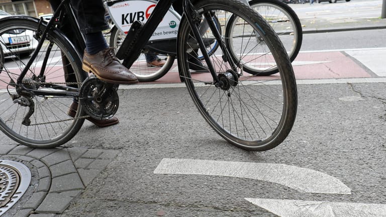 Radfahrer beim Abbiegen (Symbolbild): Die Stadt Köln will einen Teil der Zülpicher Straße autofrei machen.