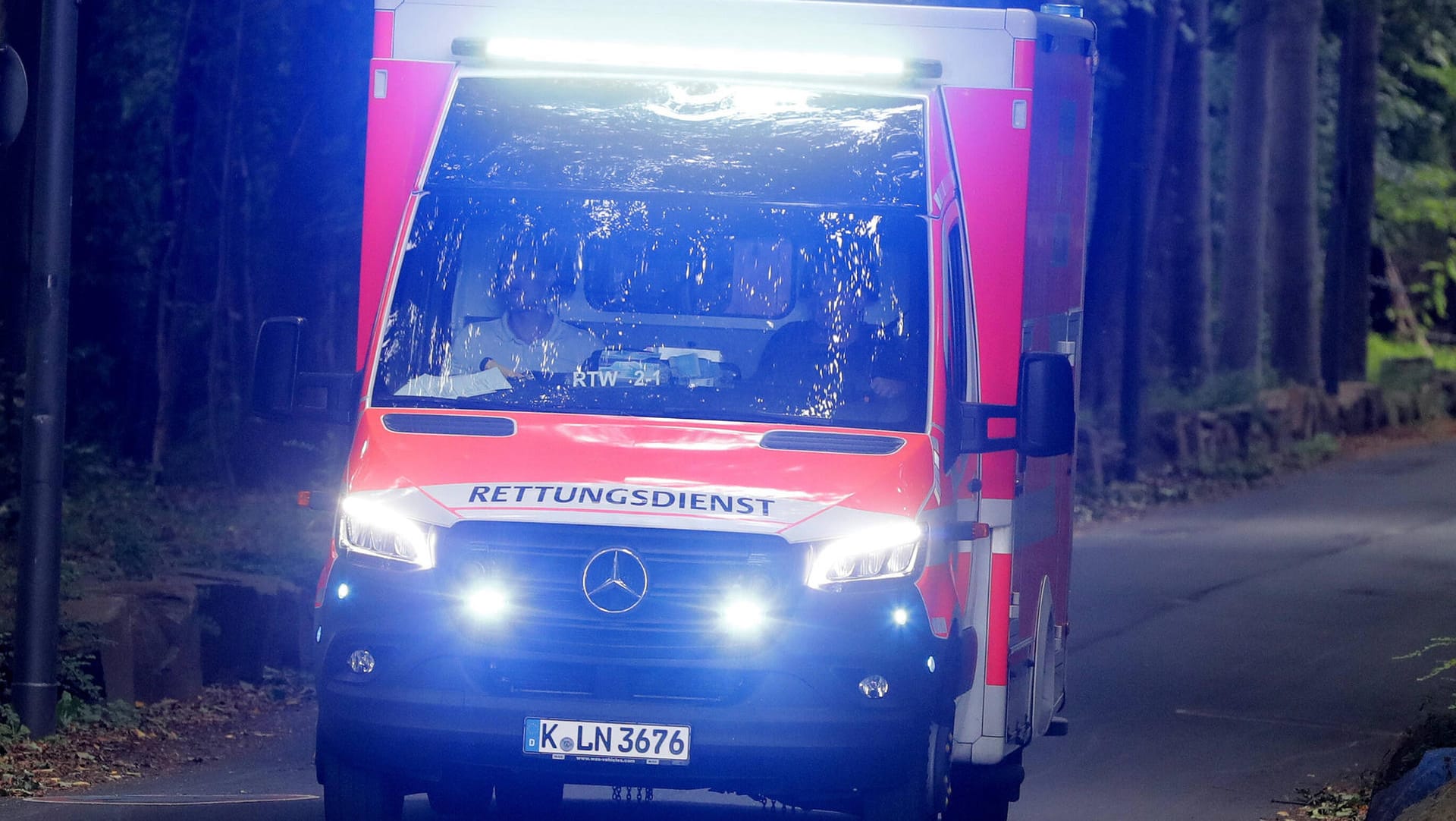 Ein Rettungswagen ist mit Blaulicht im Einsatz (Symbolbild): Der Motorradfahrer schwebte auch noch am Dienstag in Lebensgefahr. Ein Rettungswagen ist mit Blaulicht im Einsatz (Symbolbild): Der Motorradfahrer schwebte auch noch am Dienstag in Lebensgefahr.