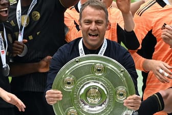 Hansi Flick feiert mit Bayern-Spielern den Meistertitel: Als neuer Bundestrainer ist er ab Juli im Einsatz.