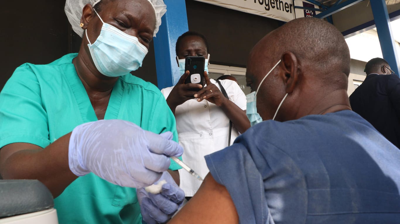 Corona-Impfung im nigerianischen Lagos: In den meisten armen Ländern fehlt es an Impfstoff.
