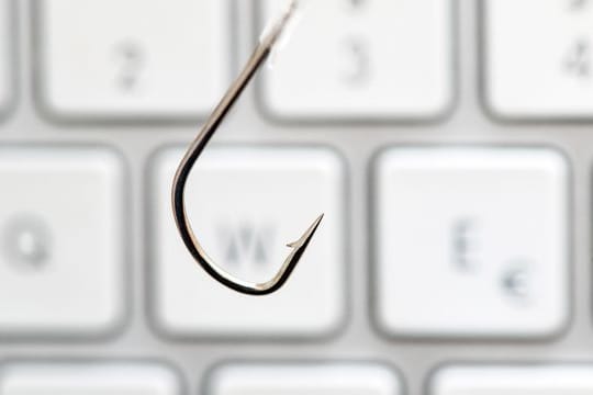 Am Haken: Wer auf die Köder-Mail der Betrüger hereingefallen ist, bekommt keine Corona-Hilfsgelder, sondern ist seine Daten los.