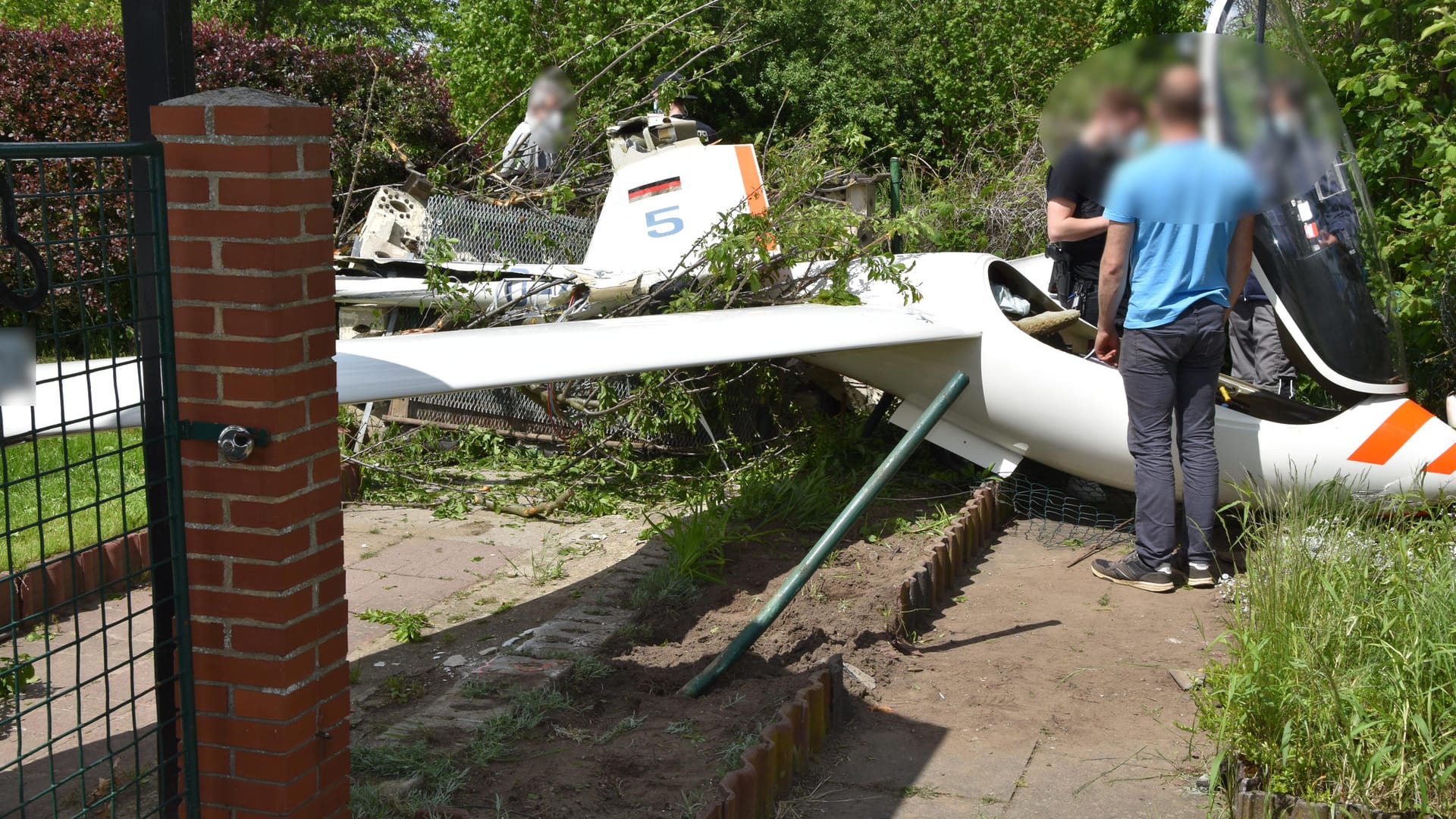 Segelflieger landet im Gelände eines Kleingartenvereins: Der Pilot wurde von einer Böe überrascht.