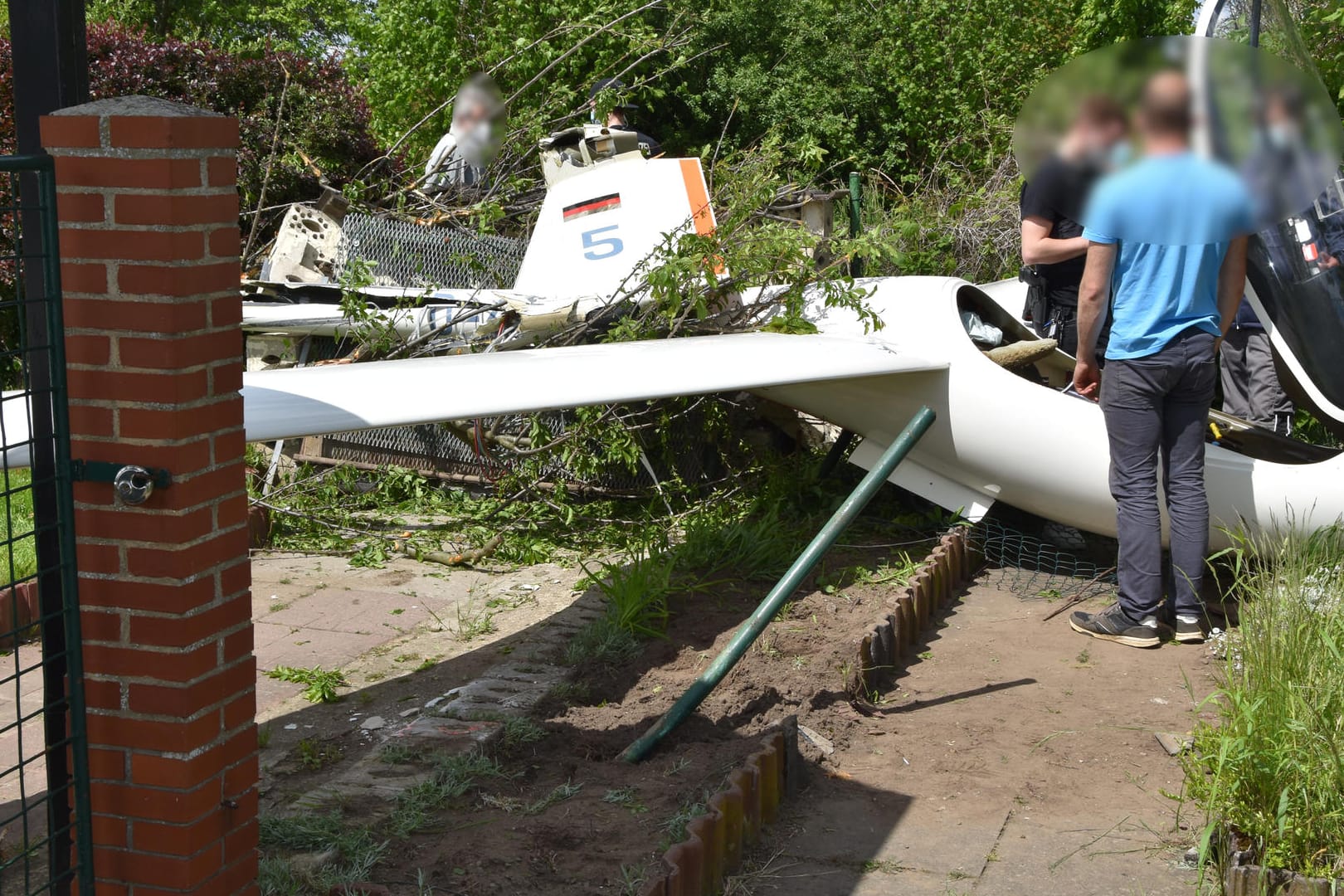 Segelflieger landet im Gelände eines Kleingartenvereins: Der Pilot wurde von einer Böe überrascht.