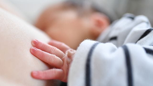 Wenn sie beim Trinken zu viel Luft einsaugen, können Babys Schluckauf bekommen.