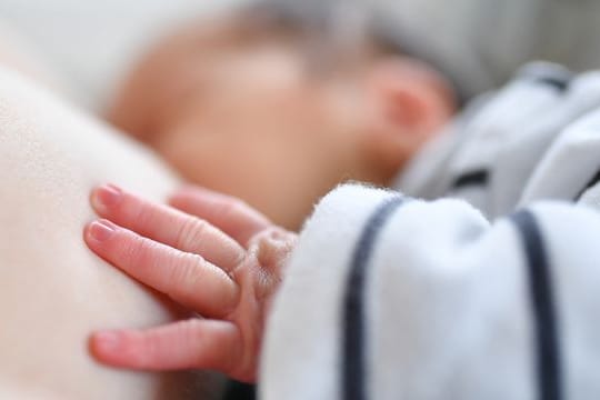 Wenn sie beim Trinken zu viel Luft einsaugen, können Babys Schluckauf bekommen.