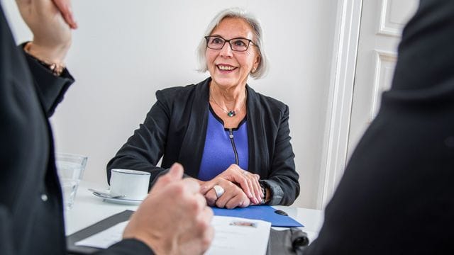 Selbstbewusstsein und ein gelassener Umgang mit dem eigenen Alter sind beim Jobwechsel mit 50+ wichtig.