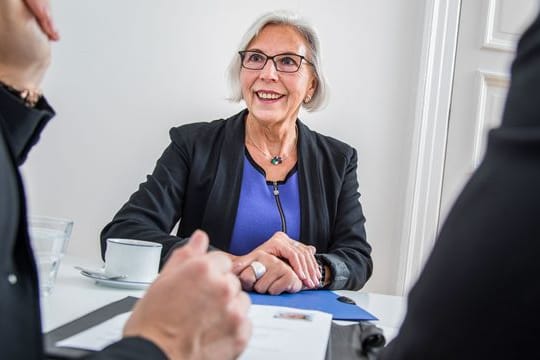 Selbstbewusstsein und ein gelassener Umgang mit dem eigenen Alter sind beim Jobwechsel mit 50+ wichtig.