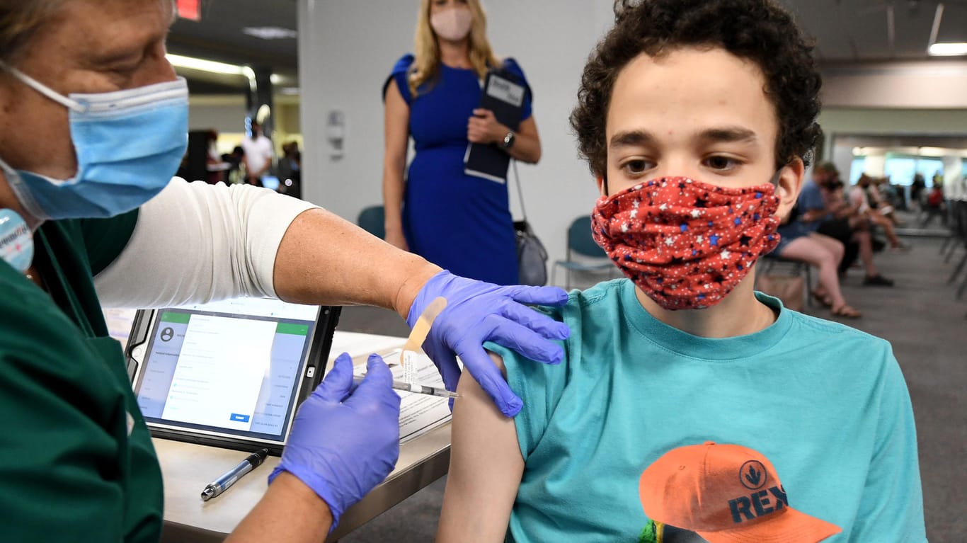 Ein 16-Jähriger in den USA lässt sich mit Biontech impfen: Das Mittel von Moderna hat in den USA und in der EU bislang nur eine Notfallzulassung für Erwachsene.