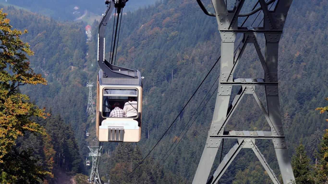 Deutschlands längste Umlaufseilbahn: 37 Kabinen überwinden entlang sieben Stützen 746 Meter Höhenunterschied und schweben dabei bis zu 67 Meter über dem Boden.