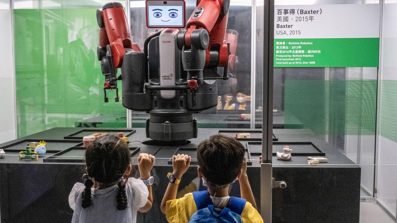 Kinder schauen sich Roboter an